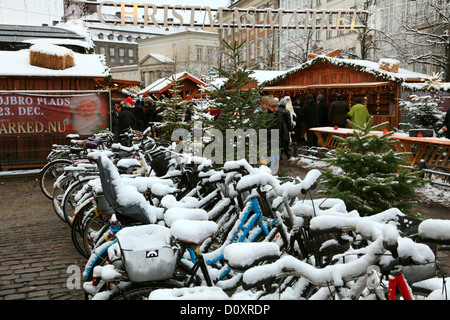 Schnee bedeckt die Fahrräder auf dem Weihnachtsmarkt in Højbro Plads (Hoejbro Platz) auf Strøget (stroeget) in Kopenhagen, Dänemark. Stockfoto