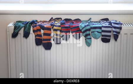 Socken auf Heizkörper trocknen Stockfoto