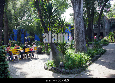 Museo Frida Kahlo Gärten mit Sitzgelegenheiten in Coyoacan in Mexiko-Stadt DF Stockfoto