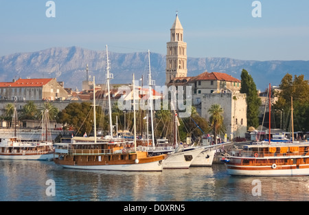 SPLIT - 24 SEPTEMBER: Boote im Hafen und Bell Tower am 24. September 2011 in Split, Kroatien. Stockfoto