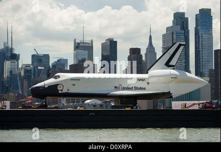 Die Space Shuttle Enterprise wird geschleppt, per Schiff auf dem Hudson River in New York mit der Skyline von New York City unter anderem das Empire State Building im Hintergrund während auf dem Weg, das Intrepid Sea, Air and Space Museum 6. Juni 2012 wo es dauerhaft angezeigt werden soll. Stockfoto