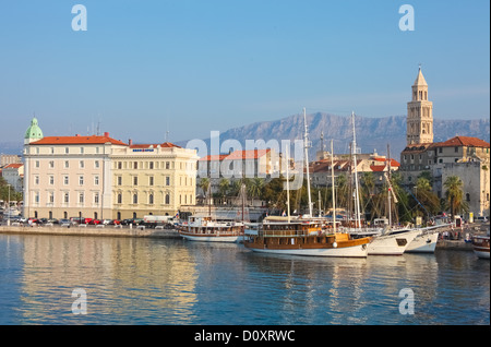 SPLIT - 24 SEPTEMBER: Boote im Hafen und Bell Tower am 24. September 2011 in Split, Kroatien. Stockfoto