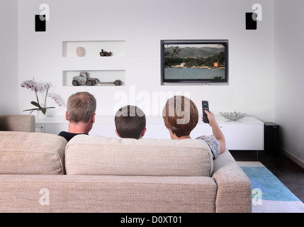 Familie auf dem Sofa vor dem Fernseher, Rückansicht Stockfoto