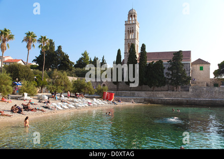 Hvar - 24 SEPTEMBER: Touristen genießen Strand neben der Kirche der Muttergottes der Barmherzigkeit am 24. September 2011 in Hvar, Kroatien. Stockfoto