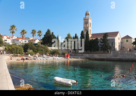 Hvar - 24 SEPTEMBER: Touristen genießen Strand neben der Kirche der Muttergottes der Barmherzigkeit am 24. September 2011 in Hvar, Kroatien. Stockfoto