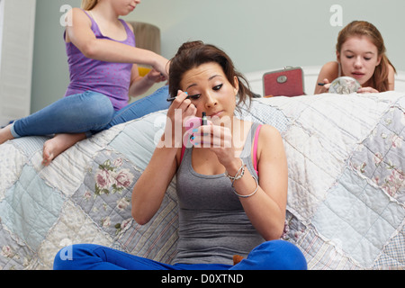 Mädchen beim Schminken im Schlafzimmer Stockfoto