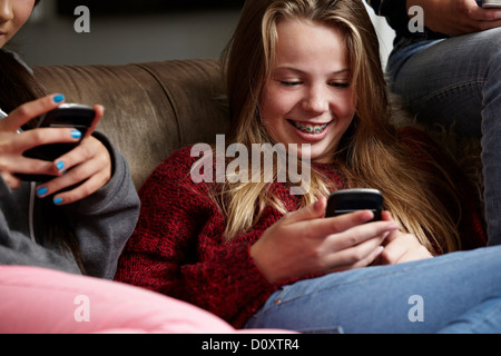 Mädchen im Teenageralter mit smartphones Stockfoto