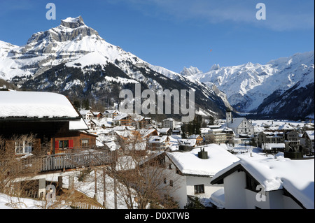 Schweiz, Europa, Obwalden, Engelberg, Winter, Dorf, Berge, Häuser, Wohnungen, Stockfoto