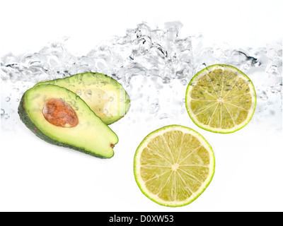 Limetten in Wasser avocado Stockfoto