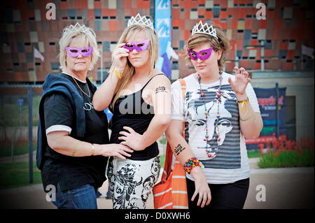 JOHANNESBURG, Südafrika: Lady Gaga Fans Abi, Amy und Gail in Soccer City-Stadion am 30. November 2012, in Johannesburg, Südafrika. (Foto von Gallo Images / Foto24 / Lerato Maduna) Stockfoto