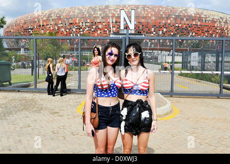 JOHANNESBURG, Südafrika: Lady Gaga Fans Caylee und Sarah Pharoah in Soccer City-Stadion am 30. November 2012, in Johannesburg, Südafrika. (Foto von Gallo Images / Foto24 / Lerato Maduna) Stockfoto