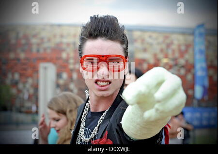 JOHANNESBURG, Südafrika: Lady Gaga Fan Malcolm Schroeder in Soccer City-Stadion am 30. November 2012, in Johannesburg, Südafrika. (Foto von Gallo Images / Foto24 / Lerato Maduna) Stockfoto