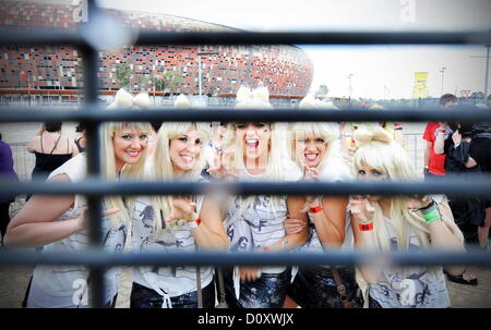 JOHANNESBURG, Südafrika: Lady Gaga-Fans im Soccer City Stadion am 30. November 2012, in Johannesburg, Südafrika. (Foto von Gallo Images / Foto24 / Lerato Maduna) Stockfoto