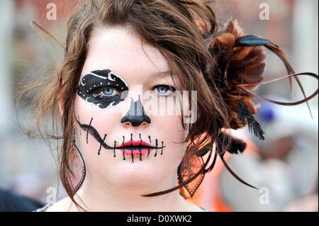 JOHANNESBURG, Südafrika: Lady Gaga Fan Jamie Kroeger in Soccer City-Stadion am 30. November 2012, in Johannesburg, Südafrika. (Foto von Gallo Images / Foto24 / Lerato Maduna) Stockfoto