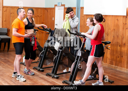 Leute reden nach Spinnen Klasse Stockfoto