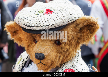 England, London, Teddybär in Pearly Kostüm gekleidet Stockfoto