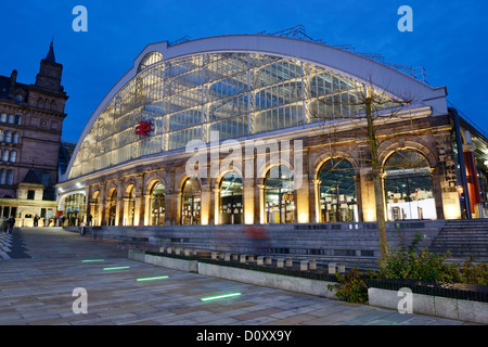 Vorderseite des Bahnhof Liverpool Lime Street in der Nacht Stockfoto