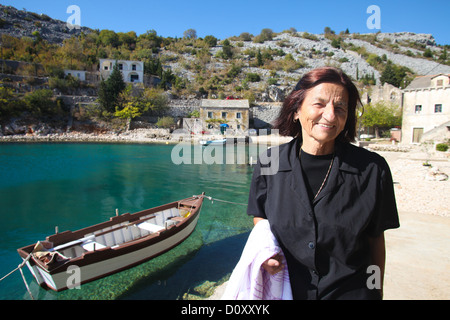 Kroatien - Oktober 01: Porträt von älteren kroatischen Dame gekleidet in Schwarz am 1. Oktober 2011 in Kroatien. Stockfoto