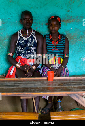 Porträt eines jungen Paares aus Hamar Stamm In einer Bar, Turmi, Omo-Tal, Äthiopien Stockfoto