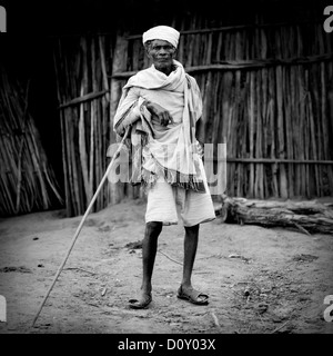 Schwarz / weiß Porträt eines alten Mannes der Borana Stamm mit Stick, Yabello, Äthiopien Stockfoto