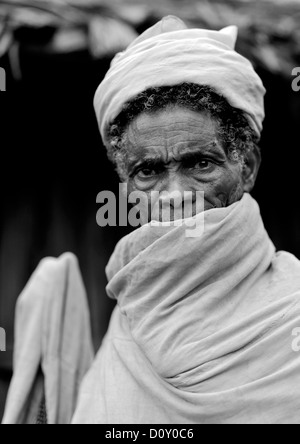 Schwarz-weiß-Porträt eines Borana mit Mund bedeckt mit einer weißen Wrap-Around-Kleidung, Moyale, Äthiopien Stockfoto