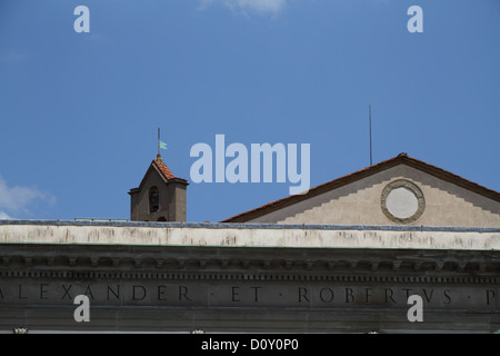 Giebel des Krankenhauses Spedale Degli Innocenti in Florenz, Toskana, Italien Stockfoto