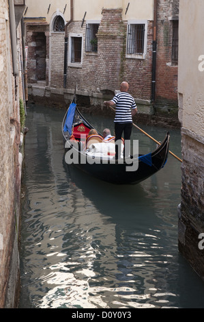 Gondoliere in Venedig, Italien Stockfoto
