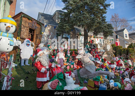 New York, New York - A Christmas Display auf dem Rasen eines Hauses auf Staten Island. Stockfoto