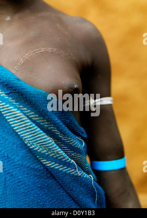 Detail der Soulder und Brust einer Frau junge Bodi Stamm mit Scarification, Hana Mursi, Omo-Tal, Äthiopien Stockfoto