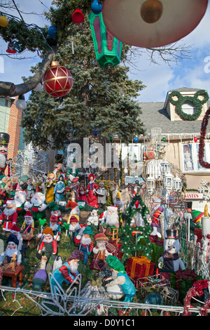 New York, New York - A Christmas Display auf dem Rasen eines Hauses auf Staten Island. Stockfoto