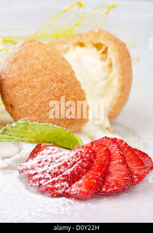 Dessert von Eis bei Keks Stockfoto