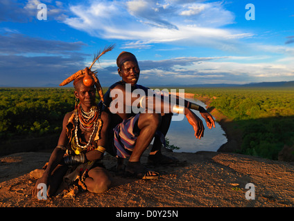 Porträt eines Paares von Karo Stamm über den Omo-Fluss bei Sonnenuntergang, Korcho Dorf, Äthiopien Stockfoto