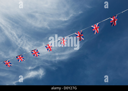 Union Jack Jubiläum Bunting gegen einen Sommerhimmel Stockfoto