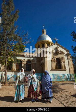 Frauen reden außerhalb A Kirche, Harar, Äthiopien Stockfoto