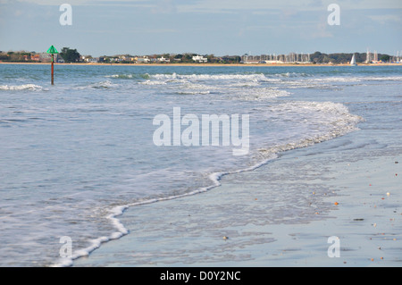 Szene von dem Vorland des West Wittering Strand mit Blick in Richtung Hayling Island im Herbst Chichester, West Sussex Stockfoto