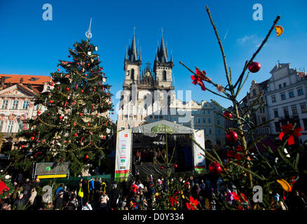 Prag, Tschechische Republik. 1. Dezember 2012. Traditioneller Weihnachtsmarkt eröffnete und Weihnachtsbaum leuchtet in Prag, Tschechien am 1. Dezember 2012. (CTK Foto/Vit Simanek) / Alamy Live News Stockfoto