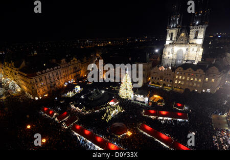 Prag, Tschechische Republik. 1. Dezember 2012. Traditioneller Weihnachtsmarkt eröffnete und Weihnachtsbaum leuchtet in Prag, Tschechien am 1. Dezember 2012. (CTK Foto/Vit Simanek) / Alamy Live News Stockfoto