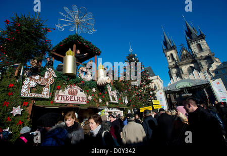 Prag, Tschechische Republik. 1. Dezember 2012. Traditioneller Weihnachtsmarkt eröffnete und Weihnachtsbaum leuchtet in Prag, Tschechien am 1. Dezember 2012. (CTK Foto/Vit Simanek) / Alamy Live News Stockfoto