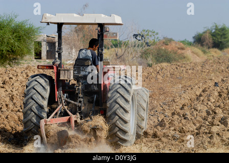 JORDAN, Wassermangel und Landwirtschaft im Jordantal, Pflügen Traktor Stockfoto