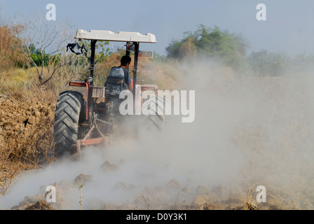 JORDAN, Wassermangel und Landwirtschaft im Jordantal, Pflügen Traktor Stockfoto