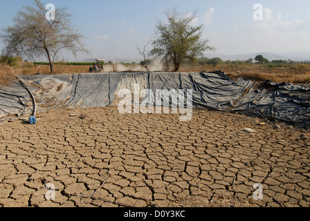 JORDAN, Wassermangel und Landwirtschaft im Jordantal, getrocknet Wasserteich Stockfoto