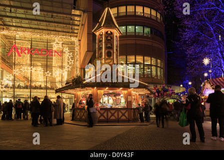 Traditioneller Weihnachtsmarkt Stände beleuchtet durch Eintritt in den Arkaden Einkaufszentrum in der Nacht am Potsdamer Platz, Berlin, Deutschland Stockfoto