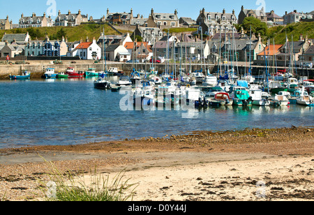 FINDOCHTY, EINE TRADITIONELLE ALTE FISCHEREI HAFEN VON NORTH EAST SCOTLAND MIT STRAND UND BOOTE Stockfoto