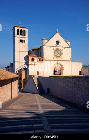 Die obere Fassade des päpstlichen Basilika von St. Francis von Assisi, (Basilica Papale di San Francesco) Assisi, Italien Stockfoto