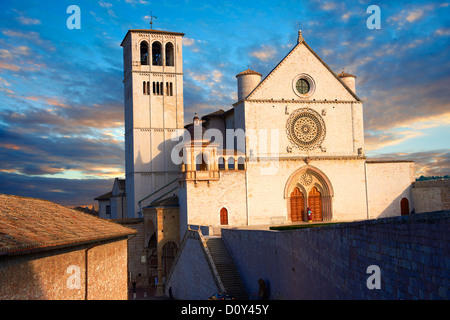 Die obere Fassade des päpstlichen Basilika von St. Francis von Assisi, (Basilica Papale di San Francesco) Assisi, Italien Stockfoto