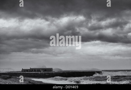 Schwere Brandung über die Mauer von The Cobb, Lyme Regis bei Sturm Stockfoto