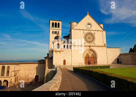 Die obere Fassade des päpstlichen Basilika von St. Francis von Assisi, (Basilica Papale di San Francesco) Assisi, Italien Stockfoto
