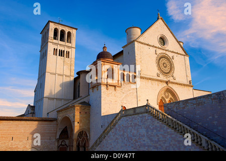 Die obere Fassade des päpstlichen Basilika von St. Francis von Assisi, (Basilica Papale di San Francesco) Assisi, Italien Stockfoto