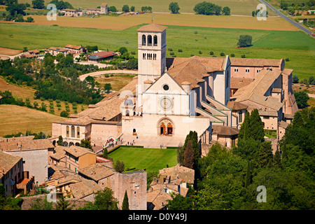 Arial Ansicht von der päpstlichen Basilika St. Francis von Assisi, (Basilica Papale di San Francesco) Assisi, Italien Stockfoto