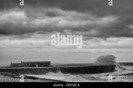 Schwere Brandung über die Mauer von The Cobb, Lyme Regis bei Sturm Stockfoto